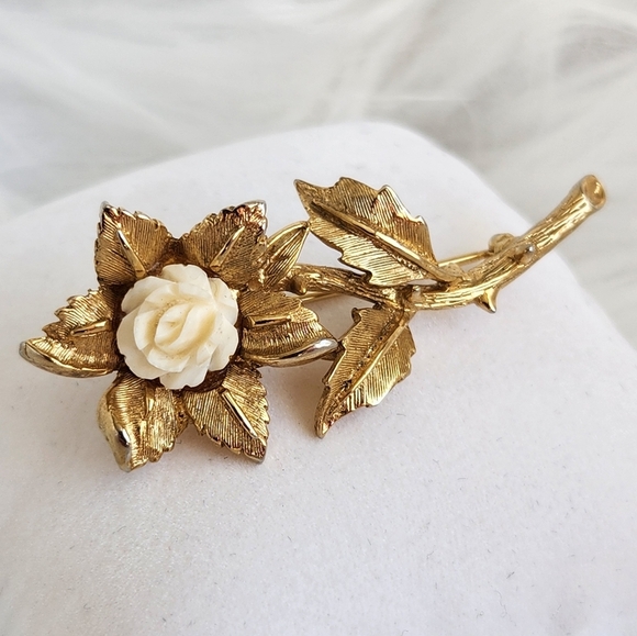 Vintage 2.5" White/Ivory Rose -Gold Plated- Floral Brooch Antique Jewelry - Picture 4 of 7